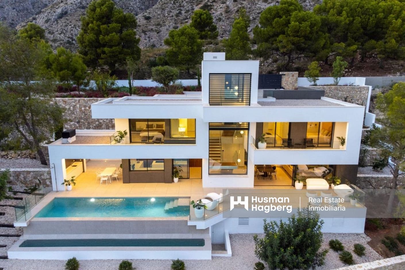 Modern lyxvilla med panoramautsikt över havet