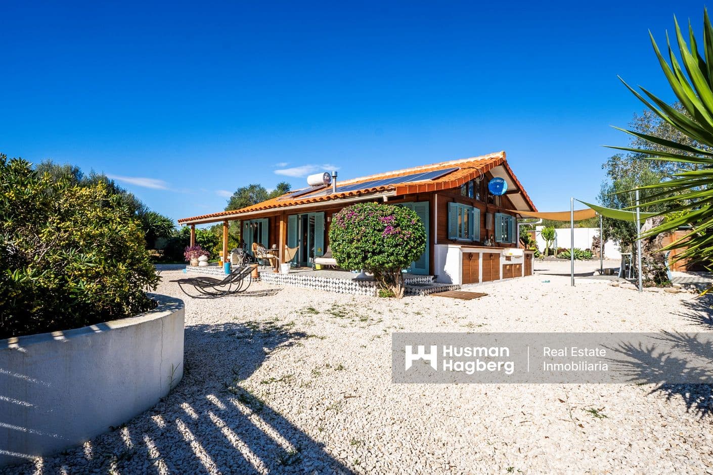 Rustikt lanthem omgivet av natur