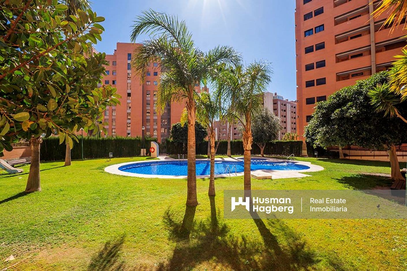 Modernt renoverad lägenhet med havs- och bergsutsikt