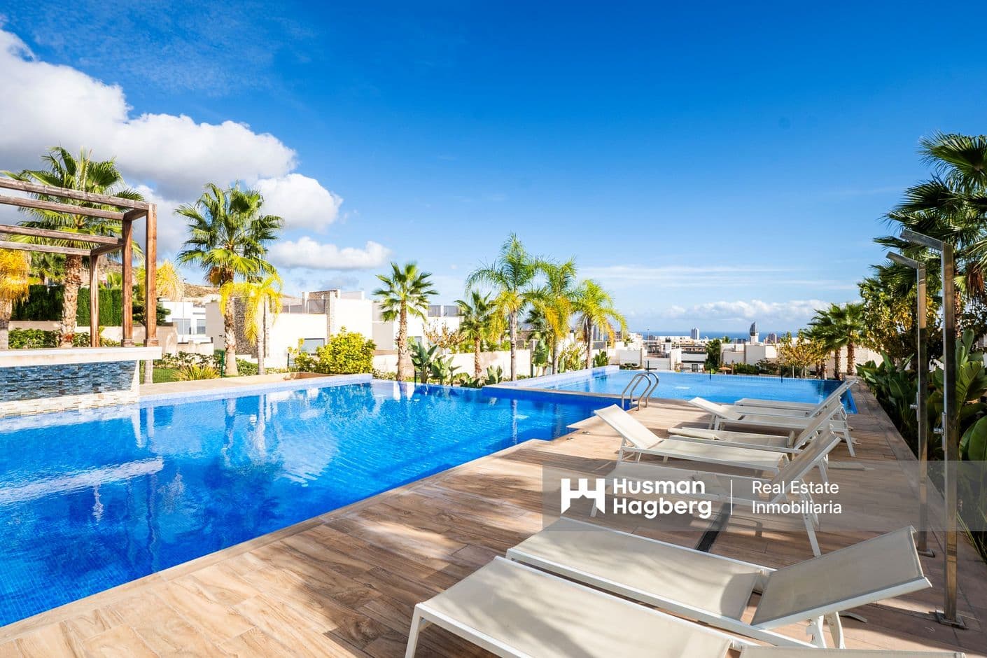 Modern lägenhet med havs- och bergsutsikt