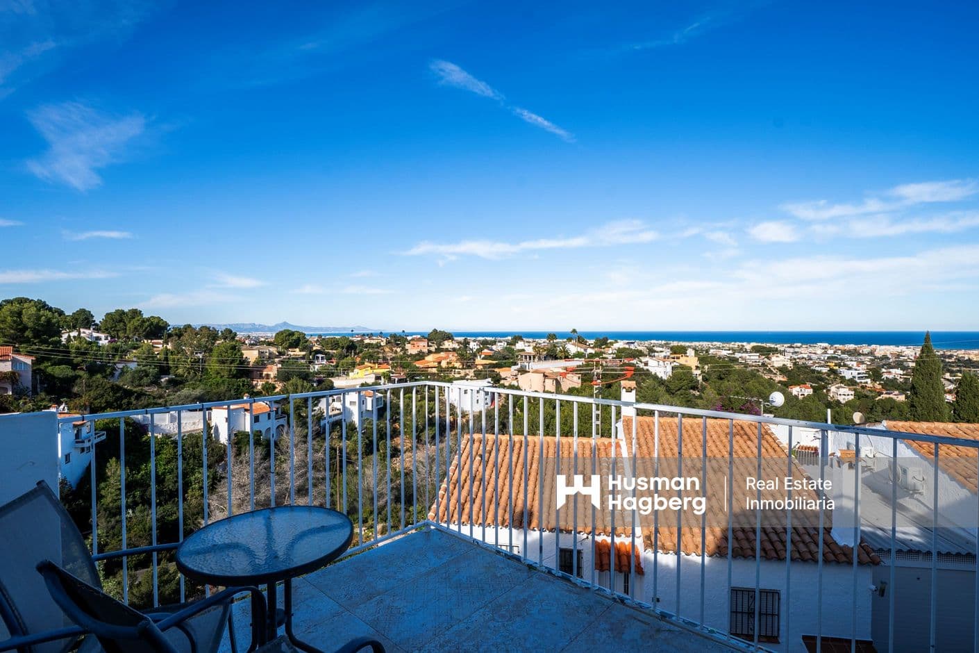 Modernt renoverat radhus med terrass och panoramavyer