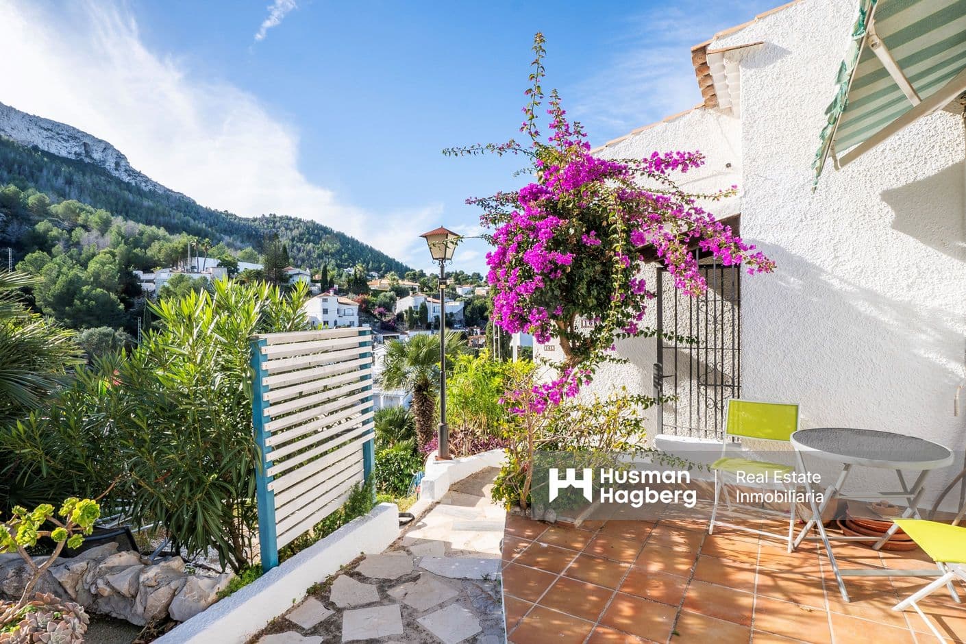 Modernt renoverat radhus med terrass och panoramavyer