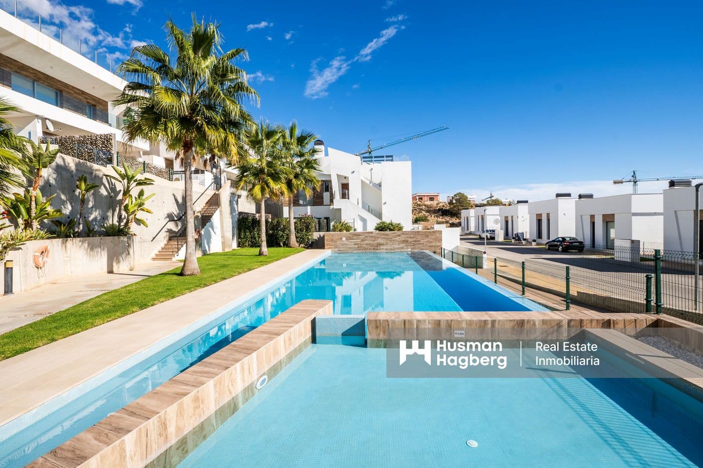 Hörnbelägen marklägenhet med privat trädgård och terras