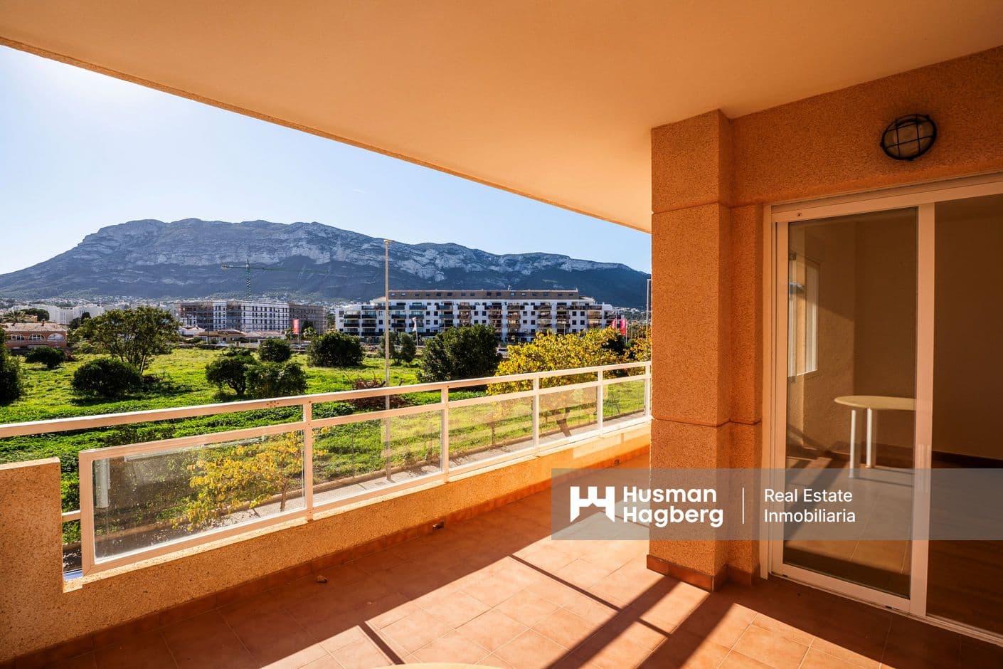 Ljus och rymlig lägenhet med terrass i lugnt område