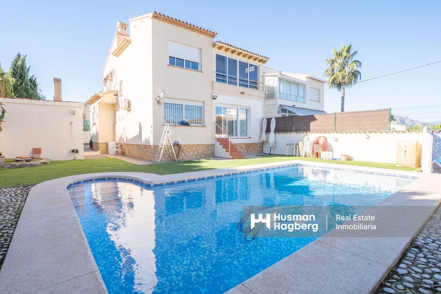 Villa med pool och fri utsikt i attraktiva Albir