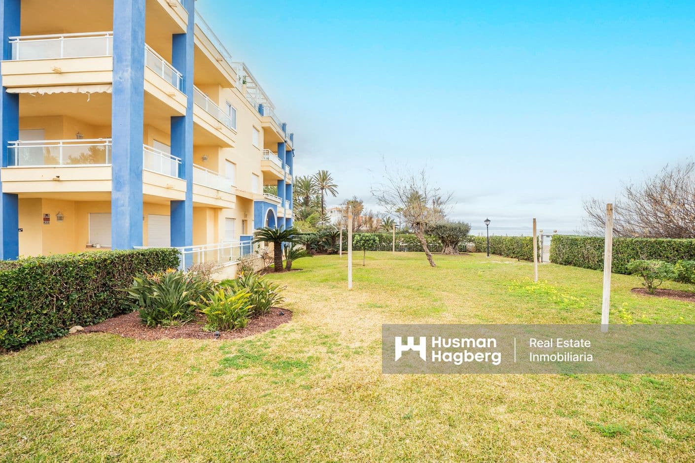 Markplanslägenhet med Privat Trädgård vid Strandlinjen