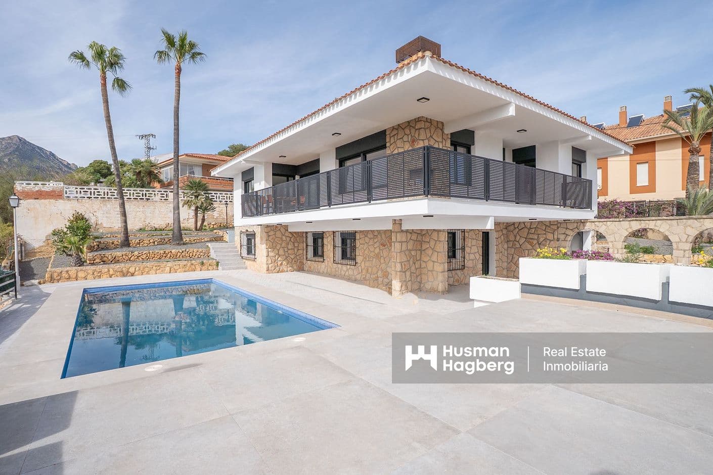 Totalrenoverad villa med pool, 4 sovrum