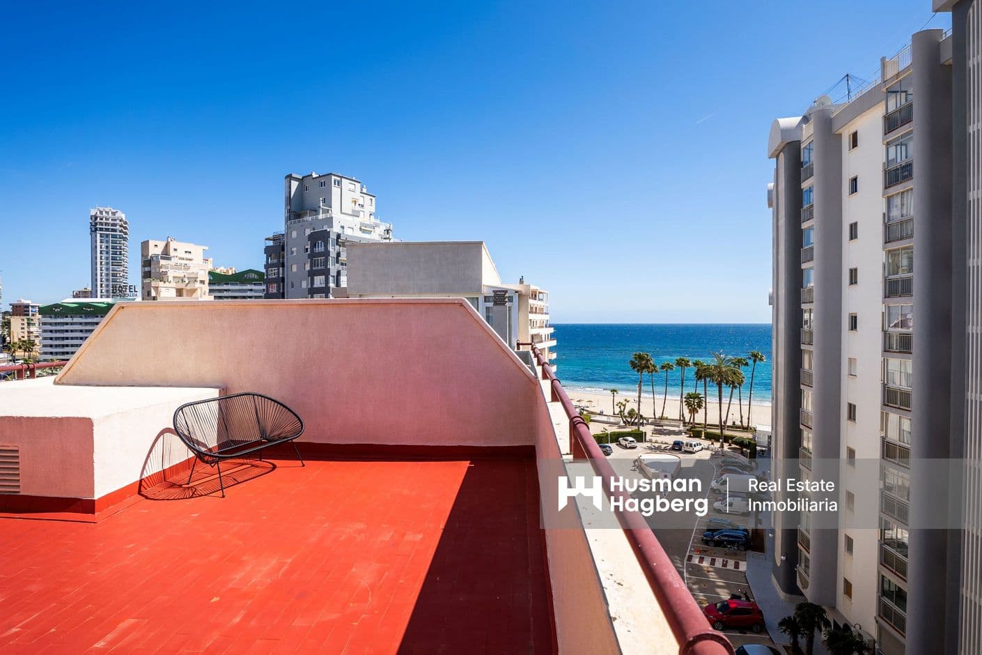 Exclusive penthouse on two levels with sea views