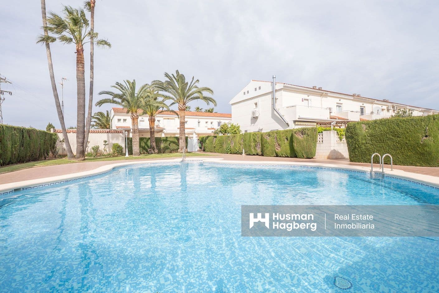 Radhus nära stranden med trädgård