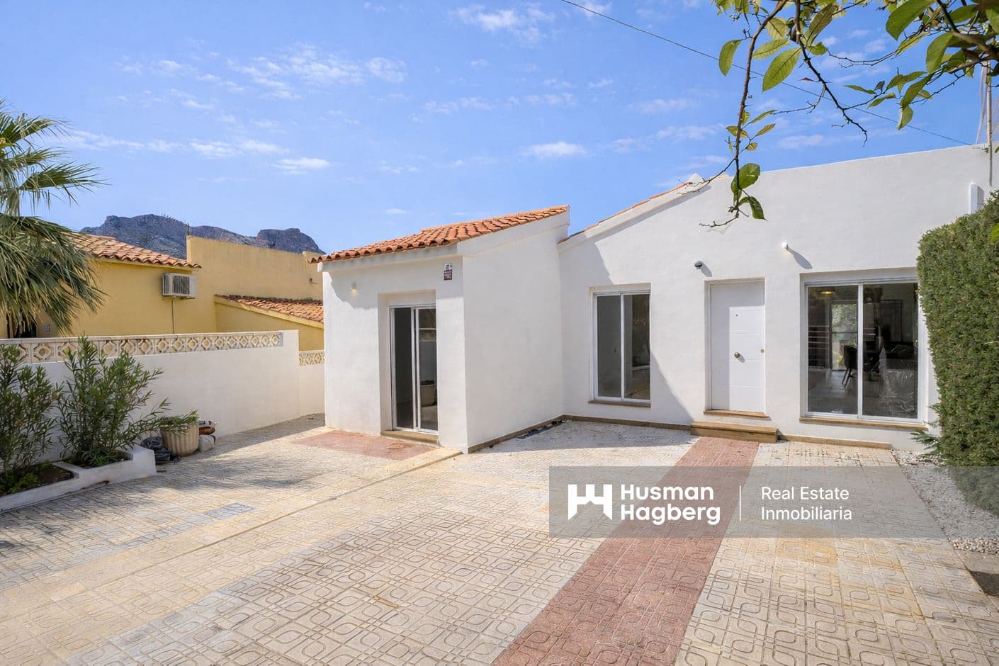 Renovated single-storey house with solarium
