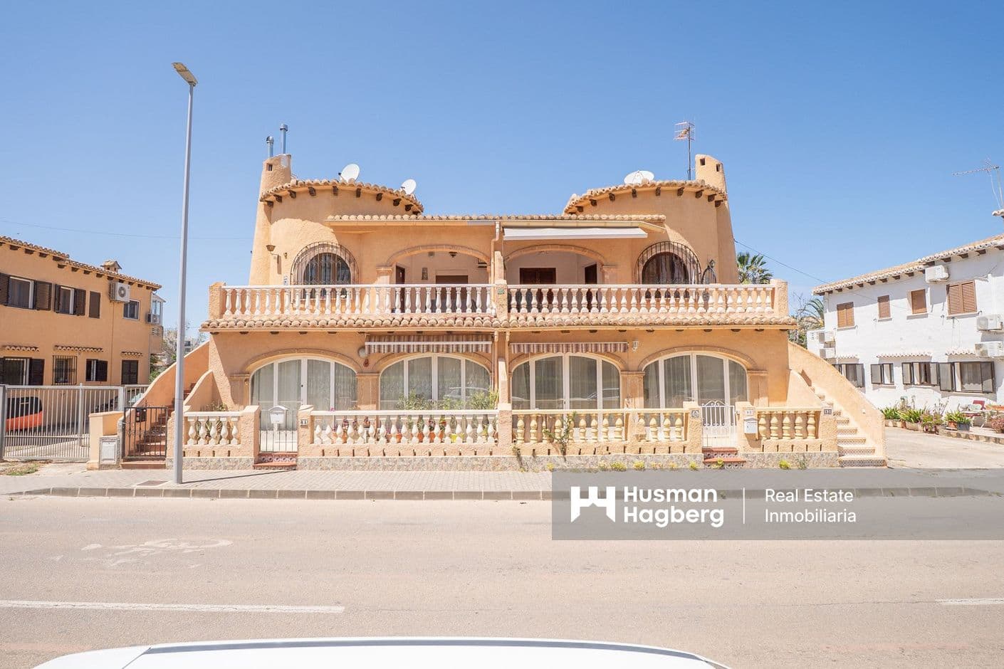 Markplan nära hamn och strand i Denia