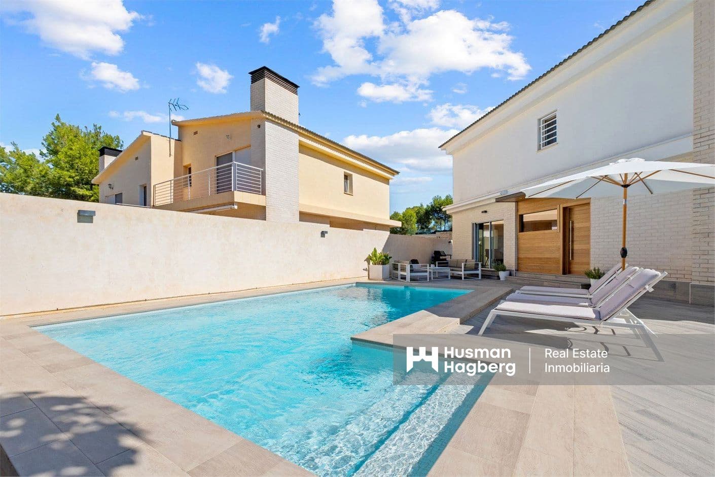 Modernt radhus med pool och hög standard