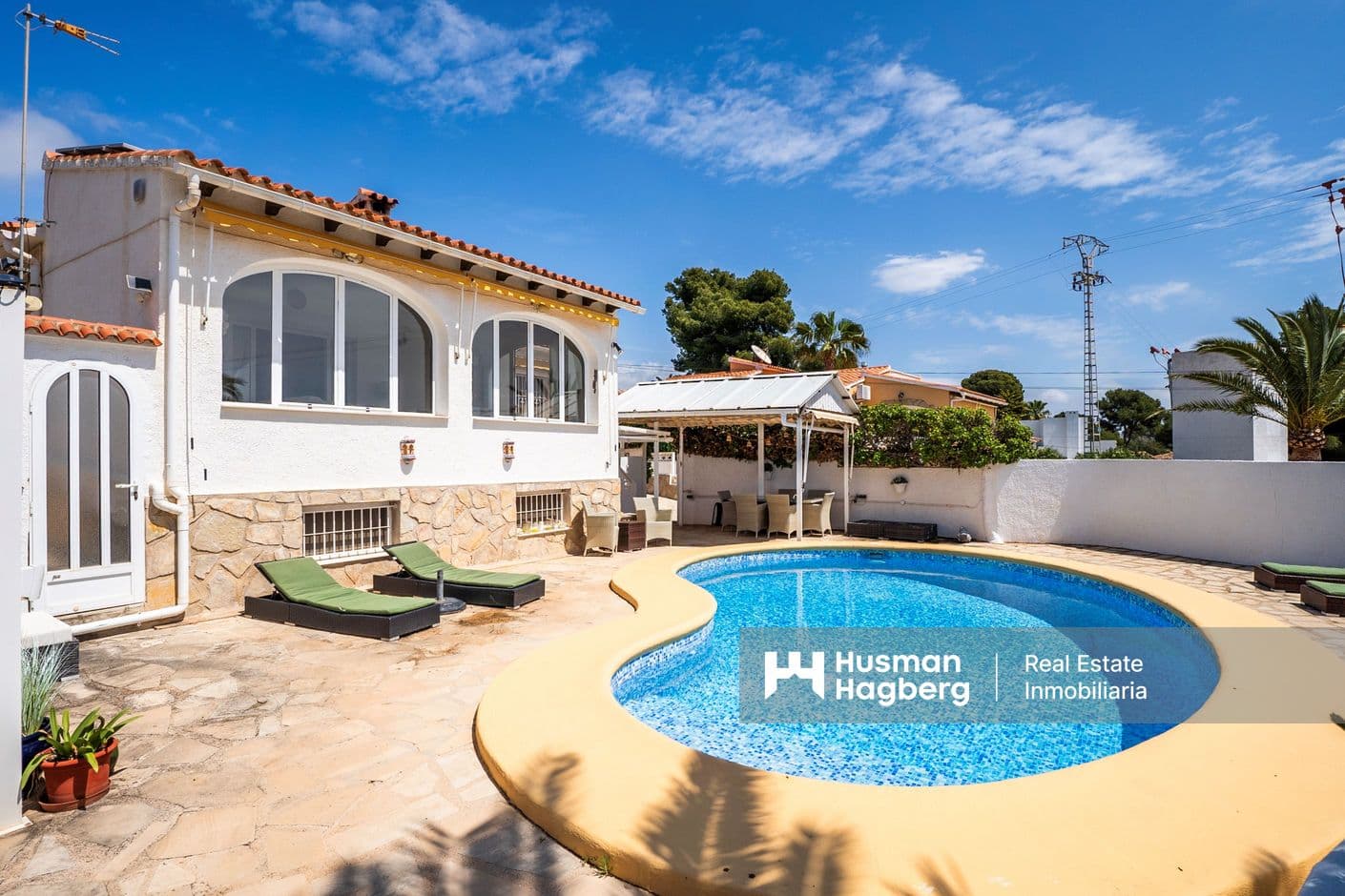 Renoverad villa med havsutsikt och privat pool