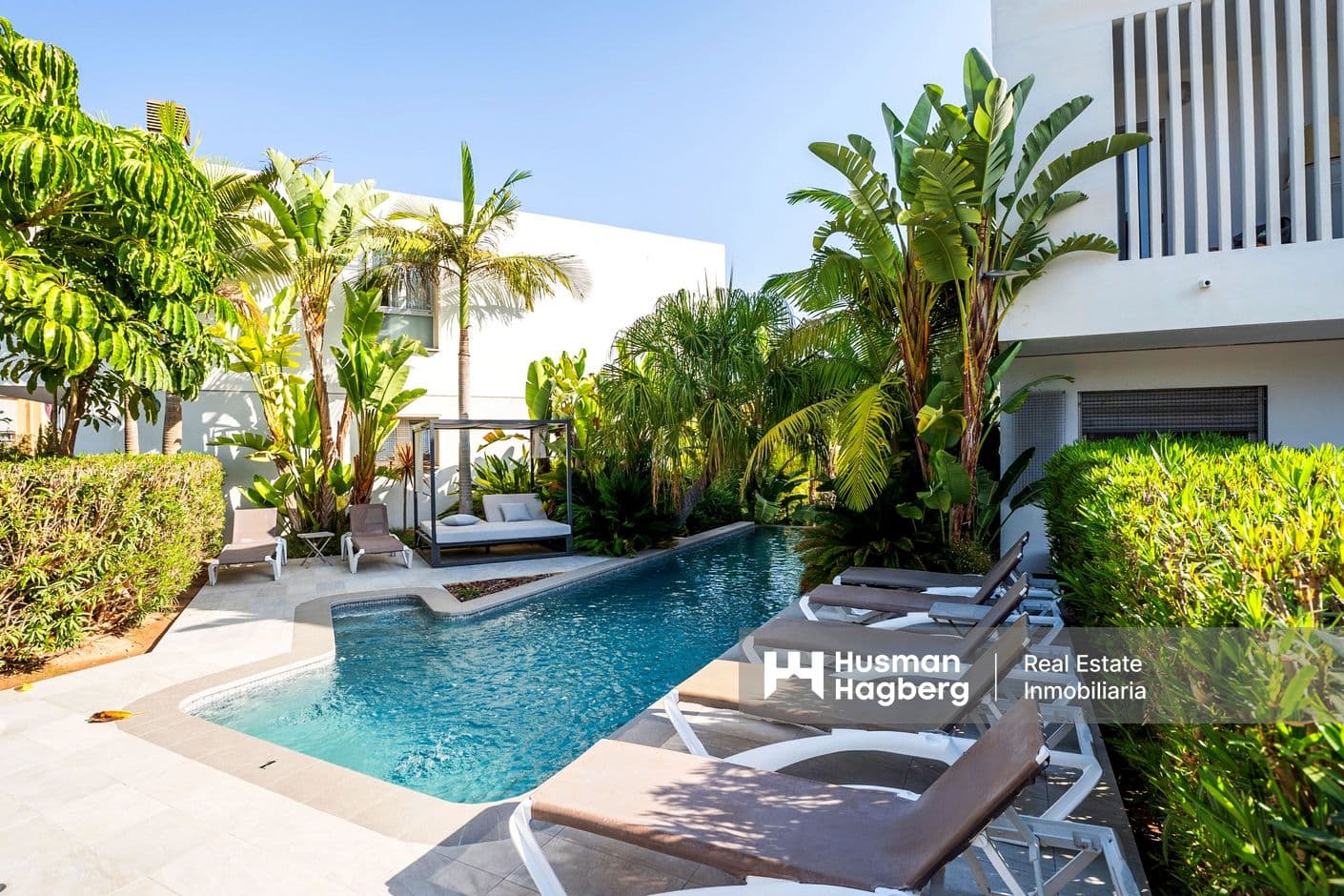 Four modern villas with sea views in Albir