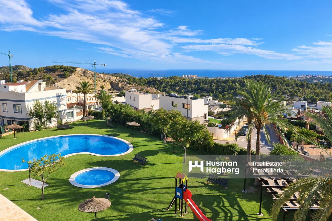 Vivienda reformada, 3 dormitorios, terraza ajardinada privada en la azotea.