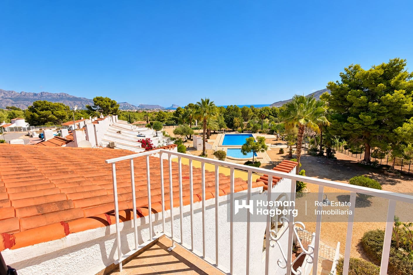 Unique completely renovated townhouse with shared heated pool