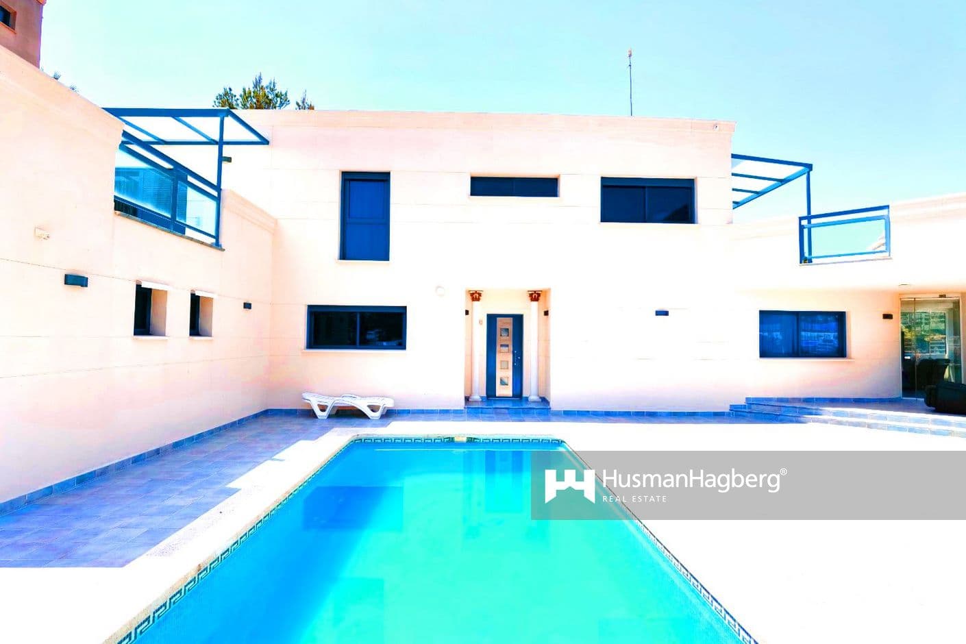 Propiedad moderna con piscina privada en zona exclusiva.