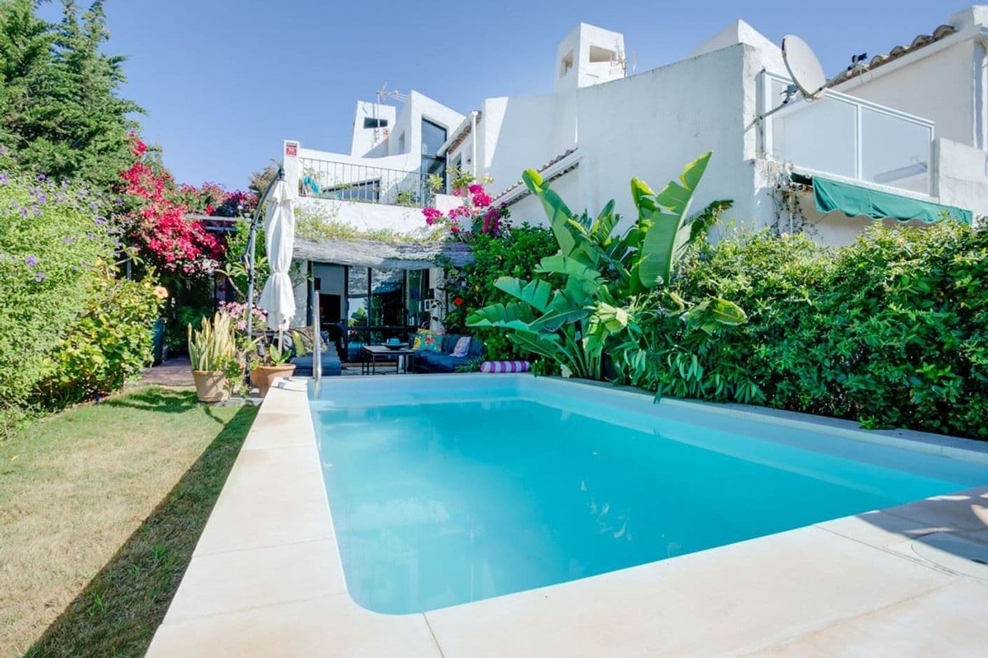 Nyrenoverad egen villa med närhet till Estepona