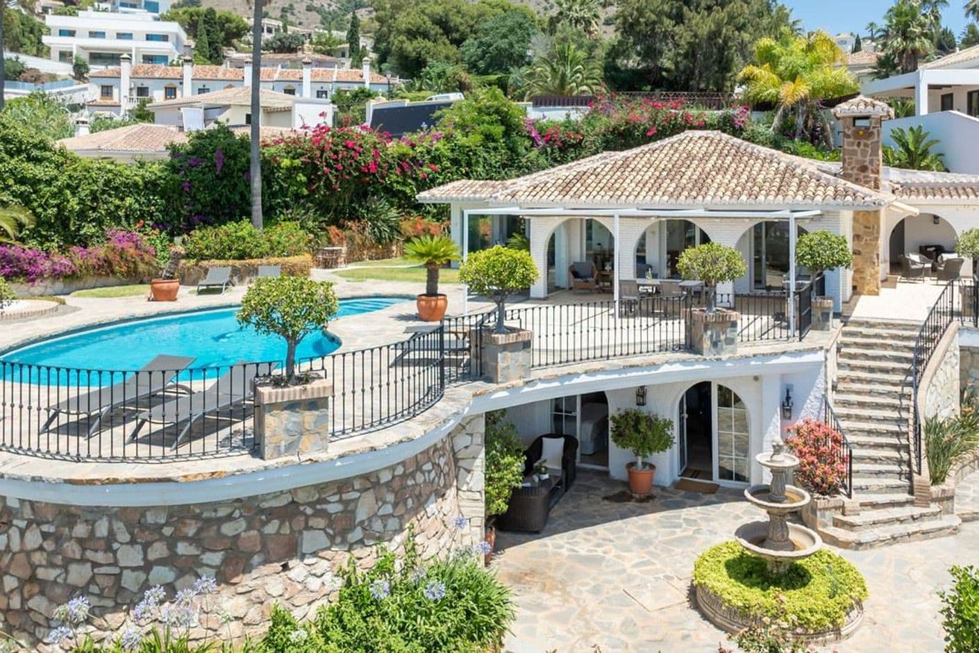 Lyxvilla med panoramisk havsutsikt