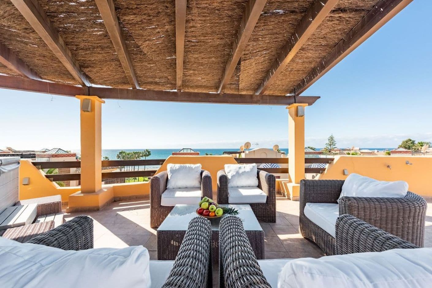 Exklusiv strandnära takvåning med panoramautsikt över hav och berg i