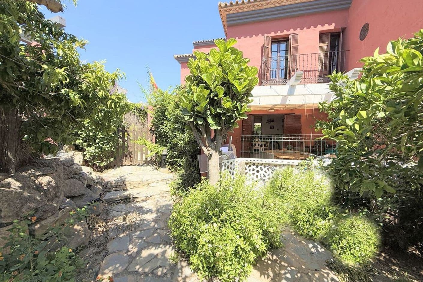Charmigt radhus i mysig förening med pool mot havet