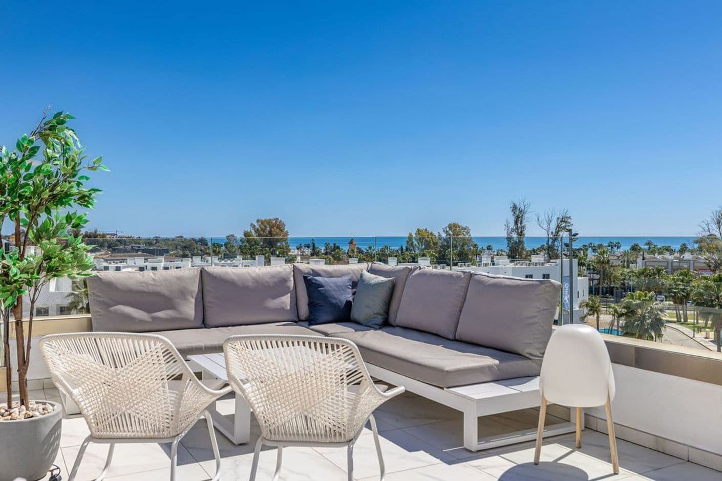 Nybyggd med stor terrass mitt på New Golden Mile