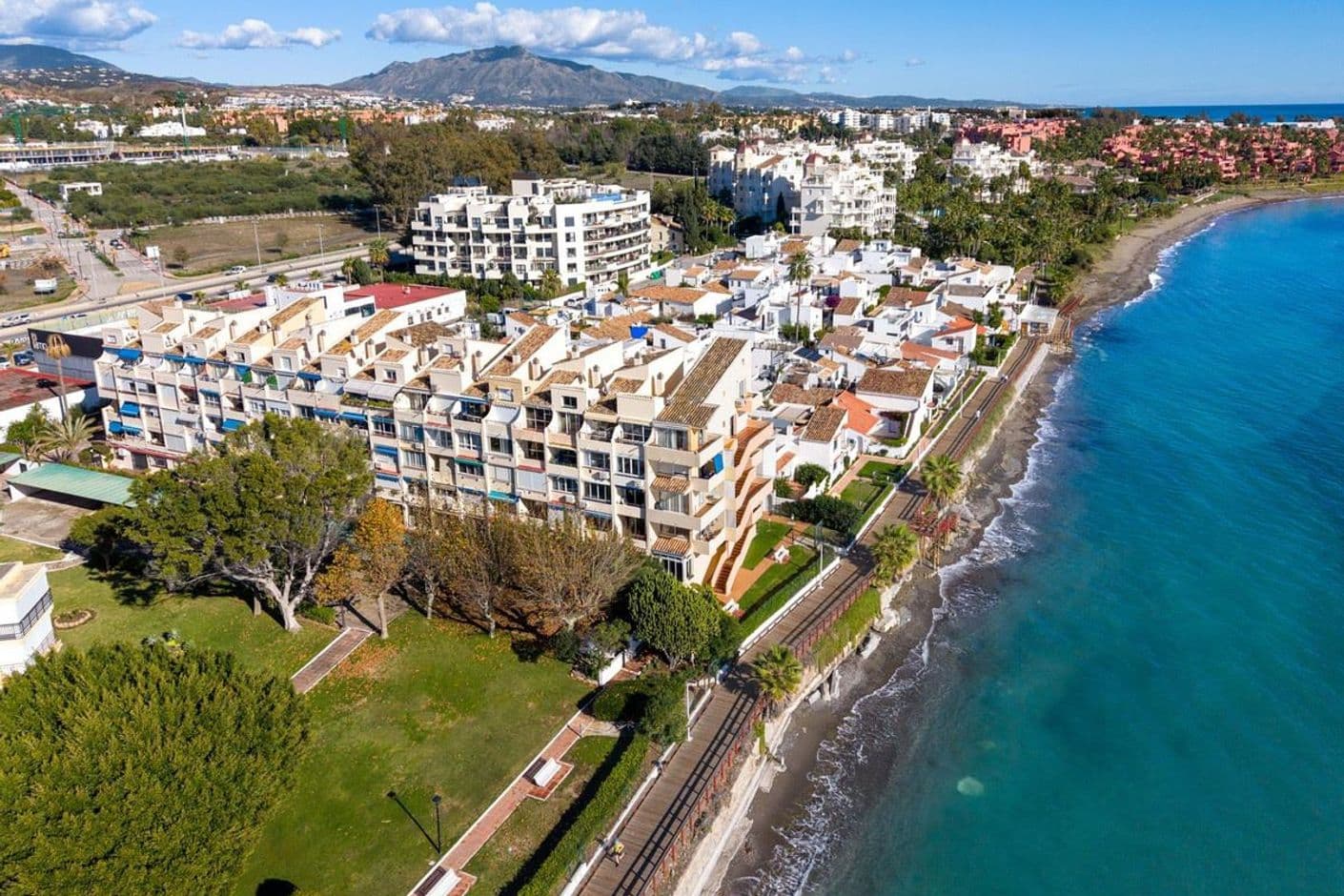 Beachside studio mitt på Golden Mile. Ett klipp!