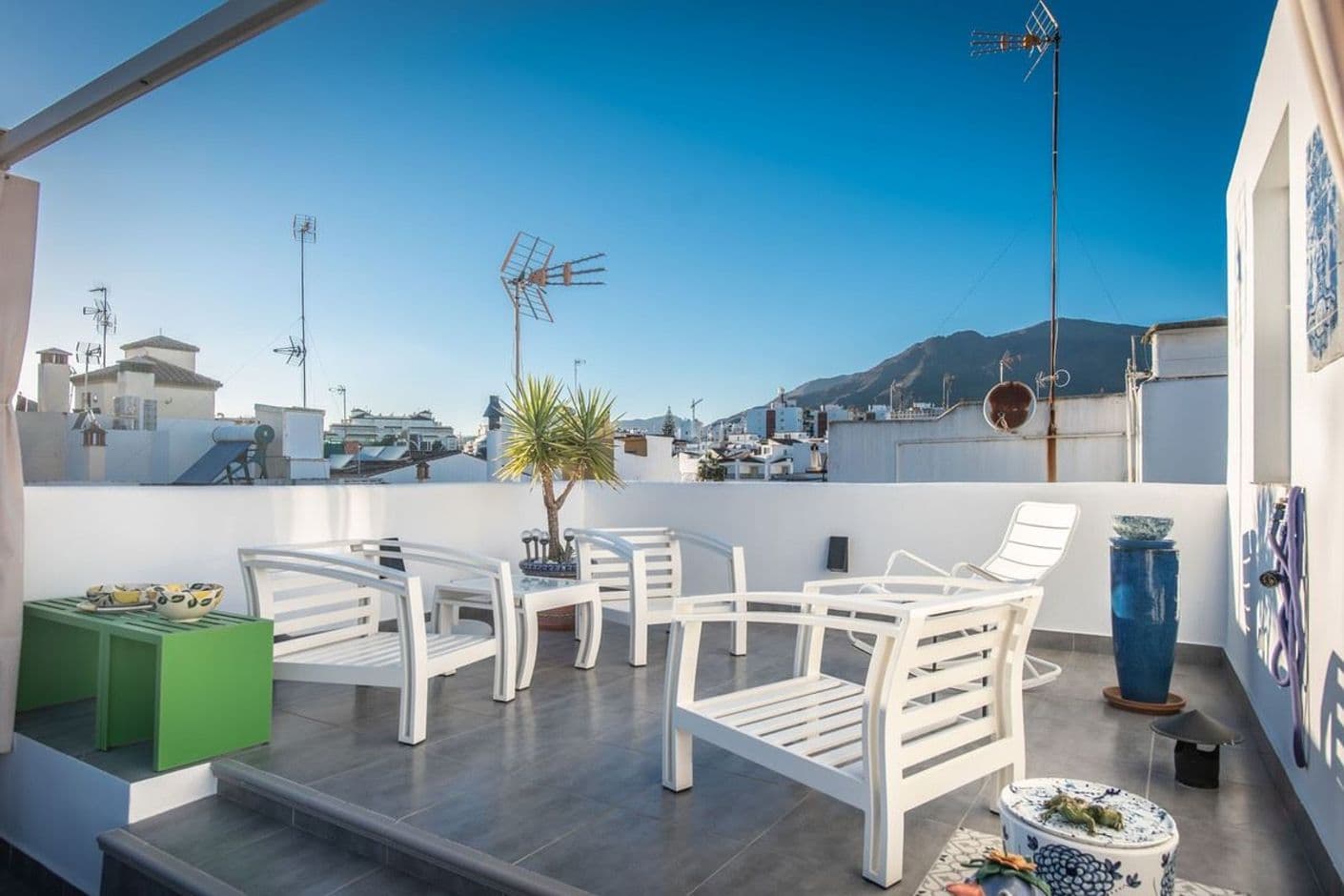 Stor takterrass samt nyrenoverat mitt i pittoreska old town Estepona