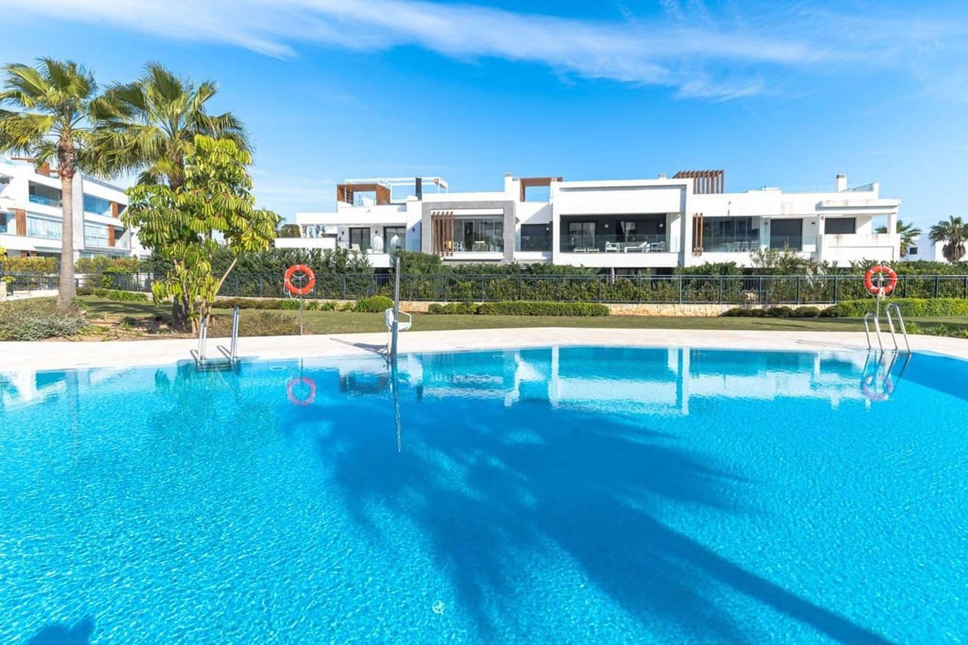 Superfräsch och rymlig lägenhet med egen uteplats