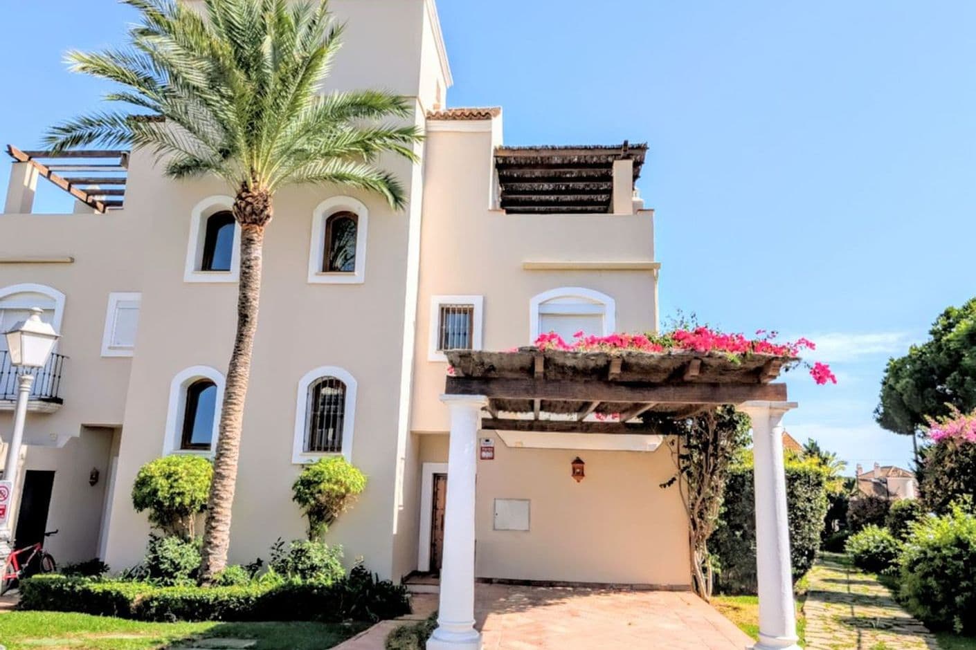 Exclusive semi-detached house in the sought-after area