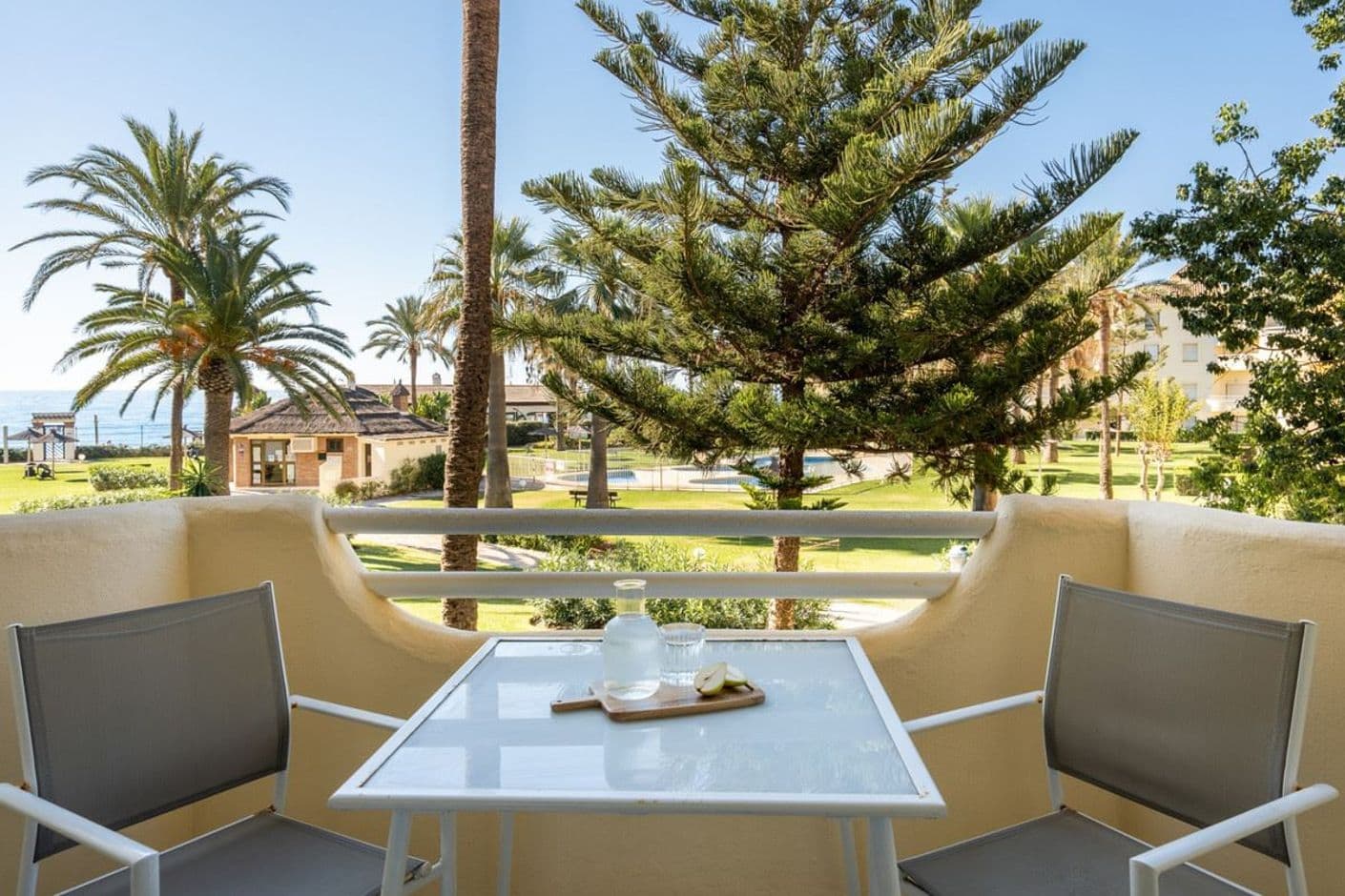 Beachfront apartment in La Cala 