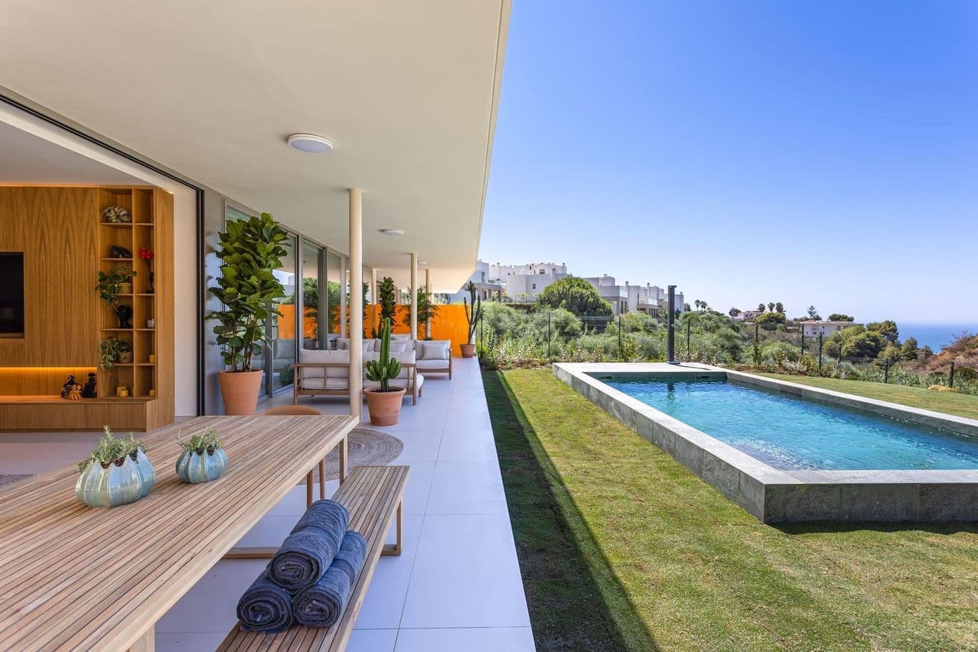Live surrounded by nature with the sea, the golf course and the city just minutes away