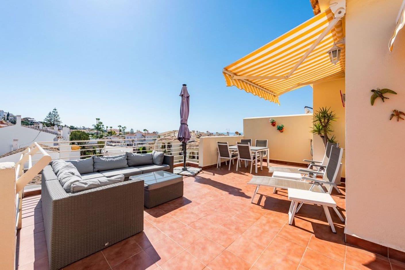 Ático bien cuidado con gran terraza en Riviera del Sol