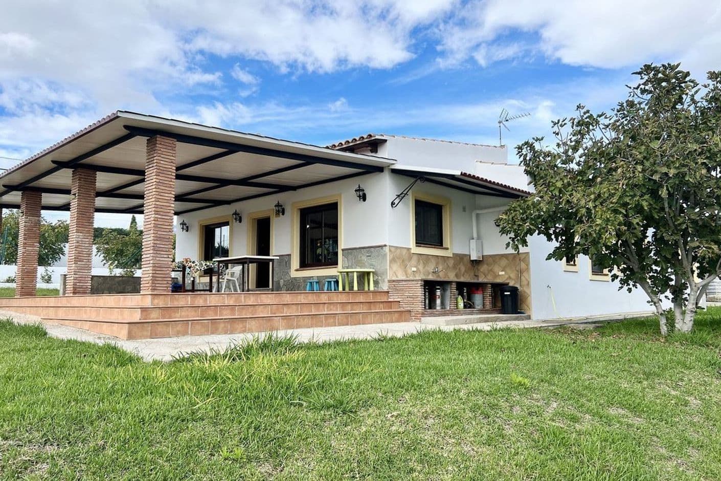 Privat villa med panoramautsikt och närhet till Estepona