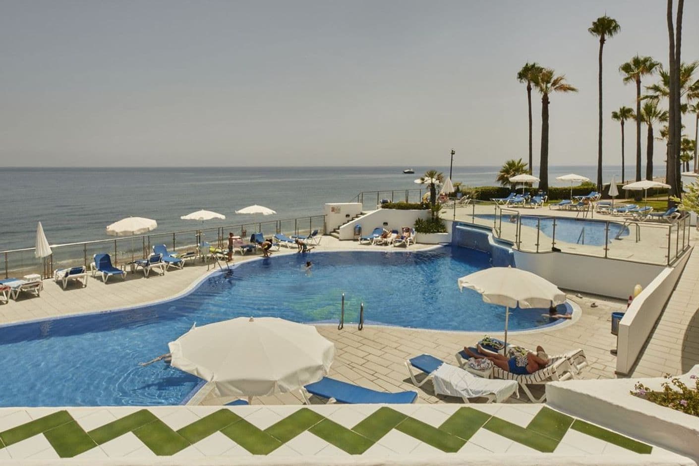 Apartment in Andalusian urbanization, close to the beach in Estepona 