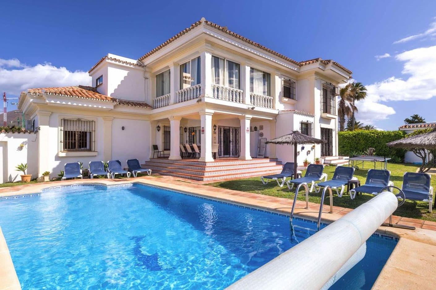 Gedigen charmig villa med pool och havsutsikt