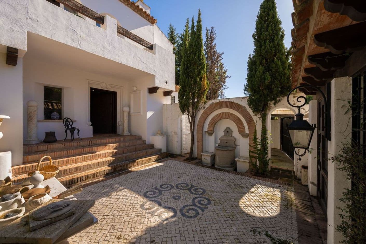 Strandnära villa i exklusiva Guadalmina med stor potential