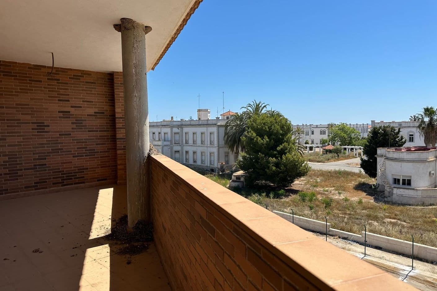 Rymlig strandnära lägenhet med fem sovrum