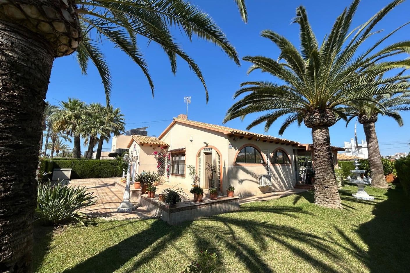 Rymlig villa med stor tomt, privat pool och sydläge