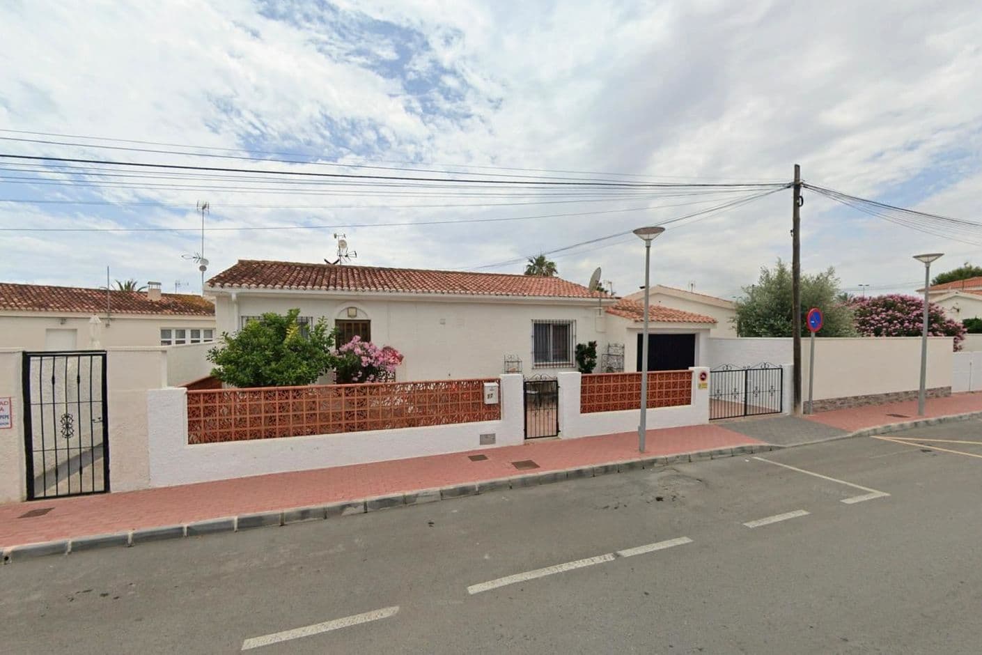 Villa de una sola planta completamente renovada con piscina privada y jardín soleado.