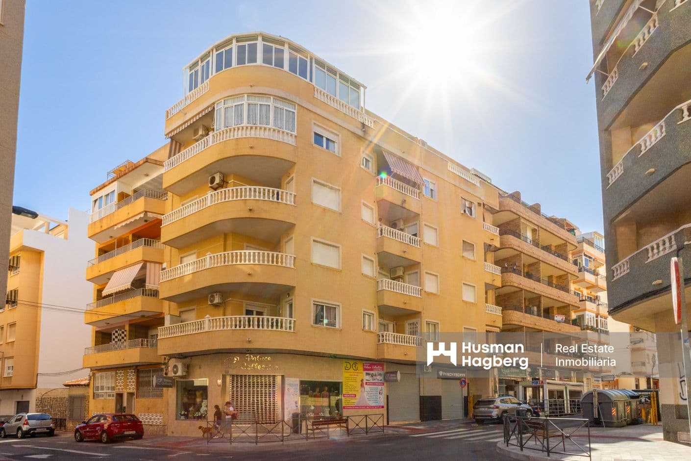 Penthouse med privat takterrass och garage – nära stranden