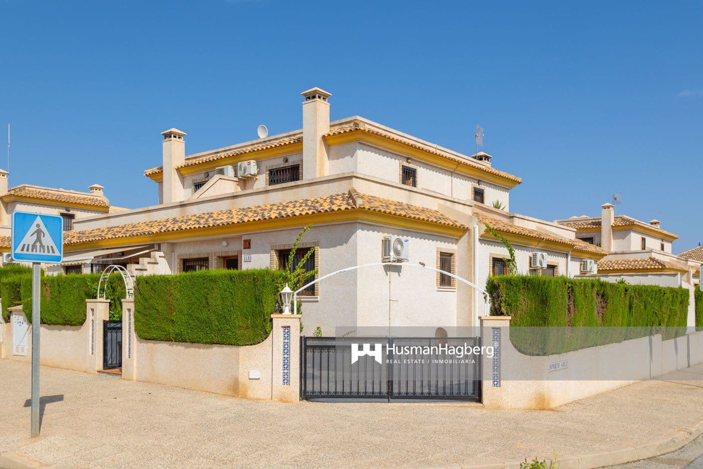 Charming renovated villa on corner plot in sought-after Villamartin