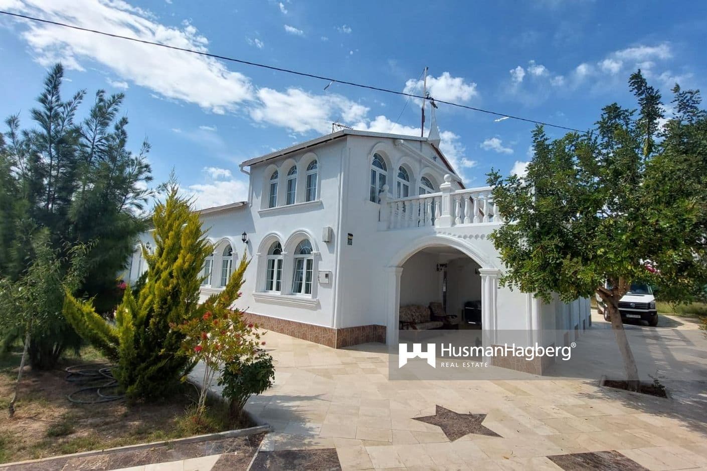 Fantástica villa con gran parcela, interior exclusivo y piscina privada en primera línea de playa en La Marina