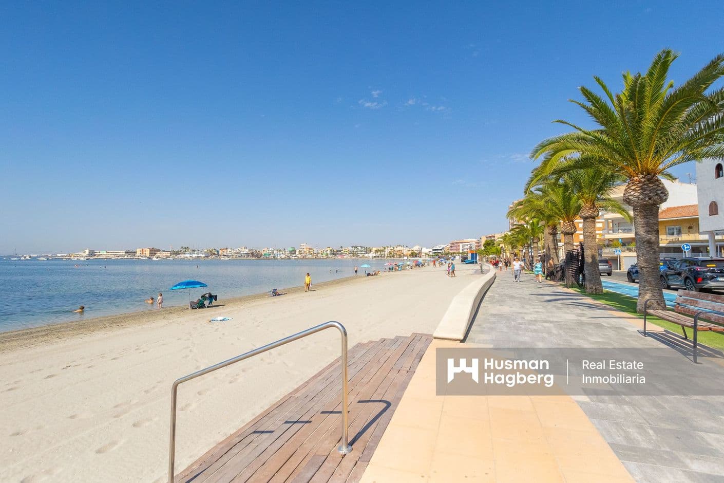 Well-maintained apartment with balcony and seafront location
