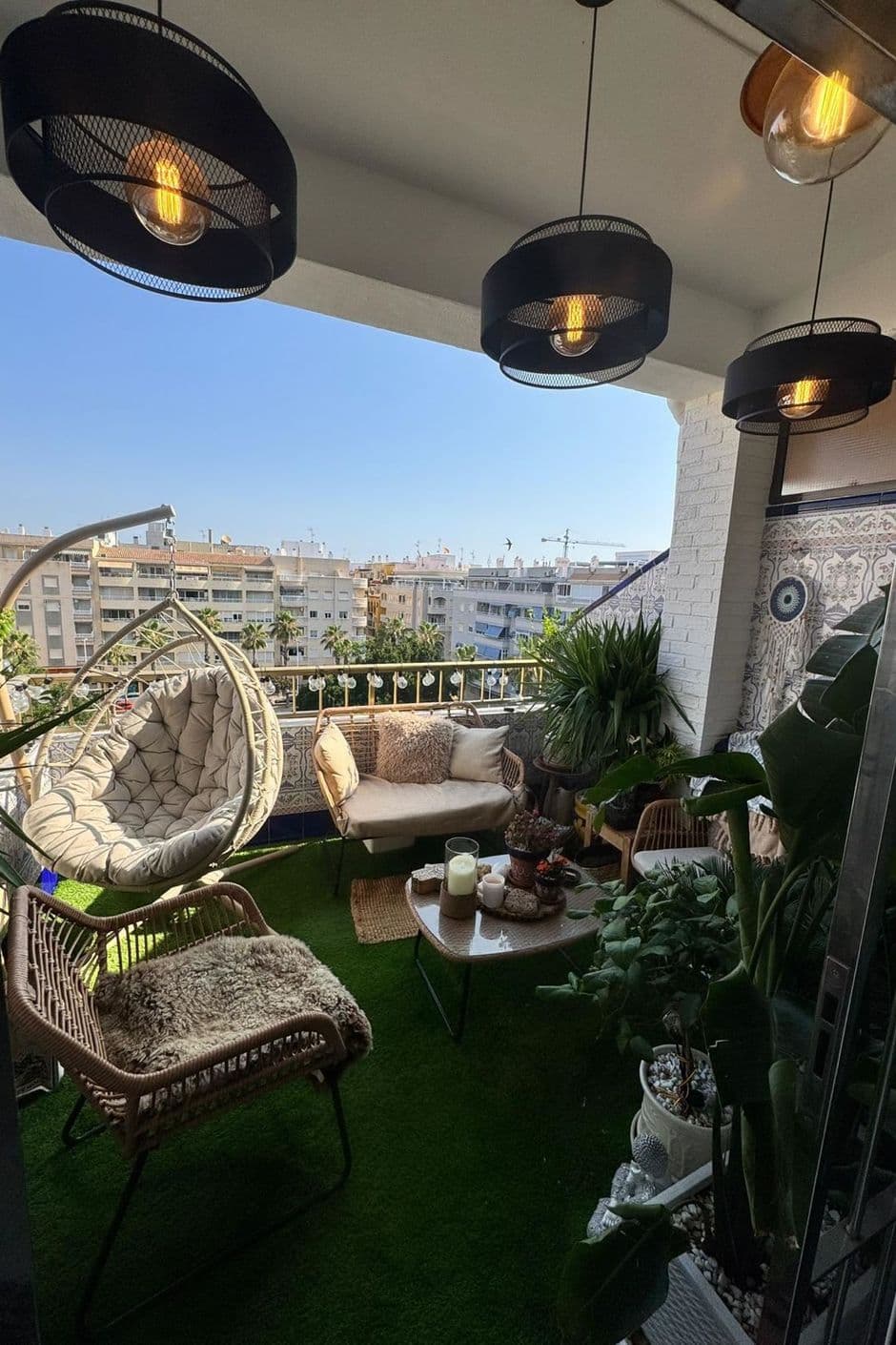 Well-planned apartment with balcony and pool near the beach in Torrevieja center.