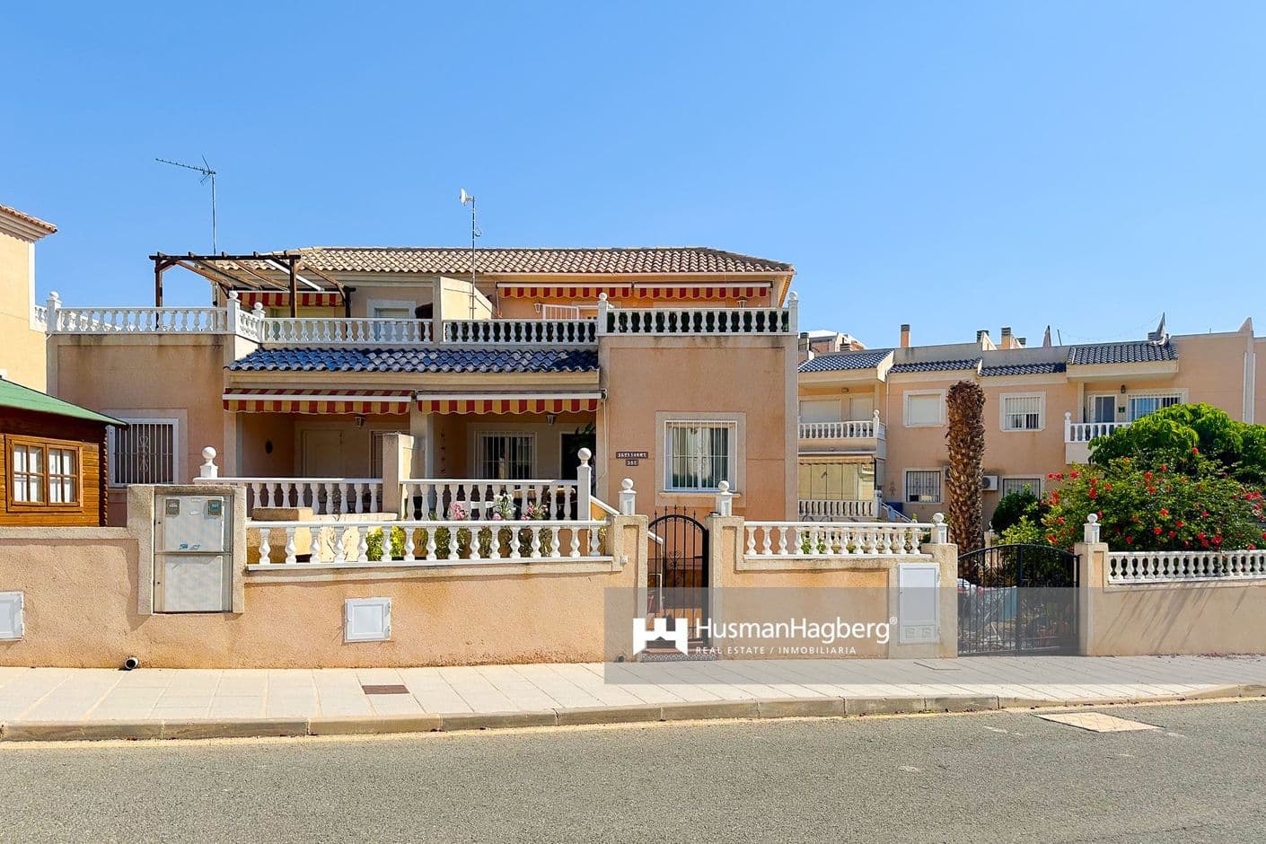 Ett harmoniskt hem bland palmer och citronträd