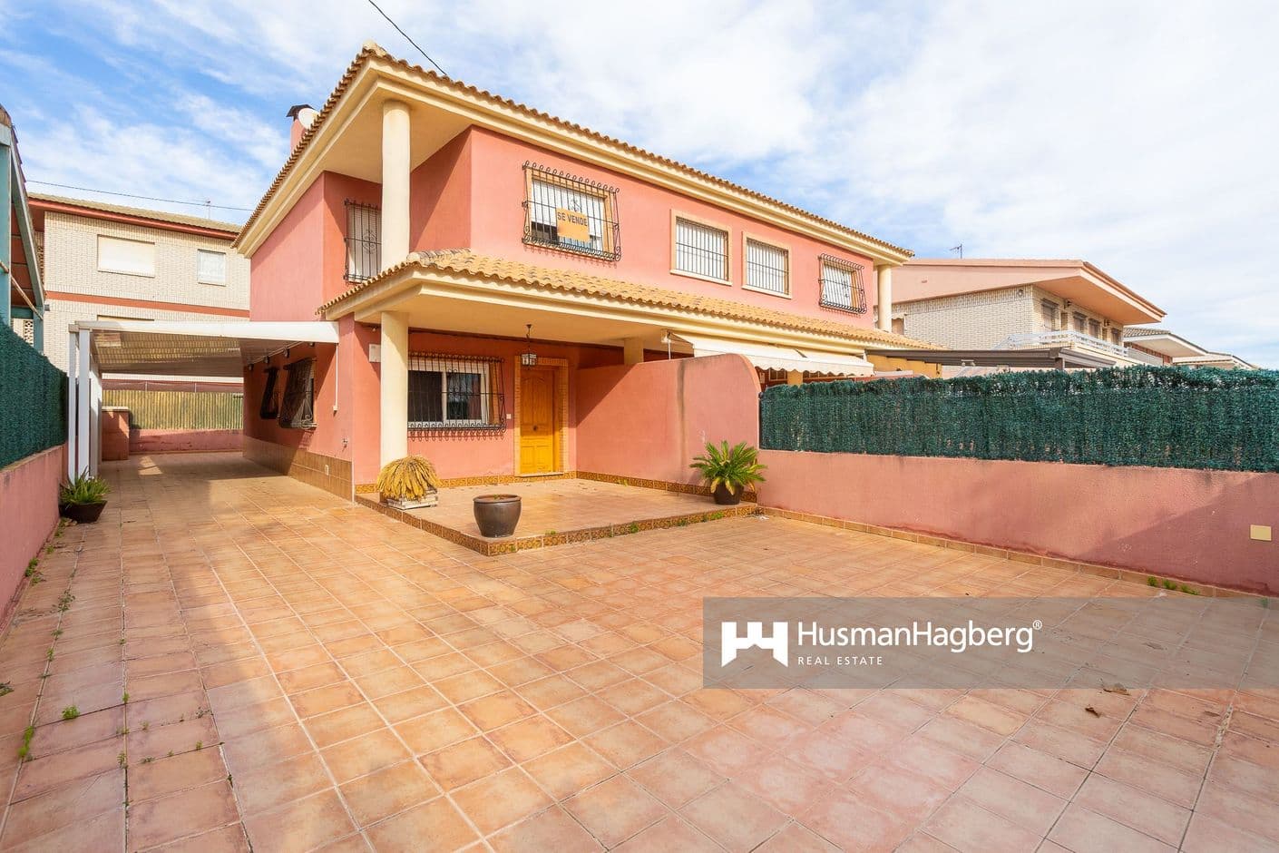 Casa adosada bien planificada en dos niveles con un gran patio cerca del Mar Menor