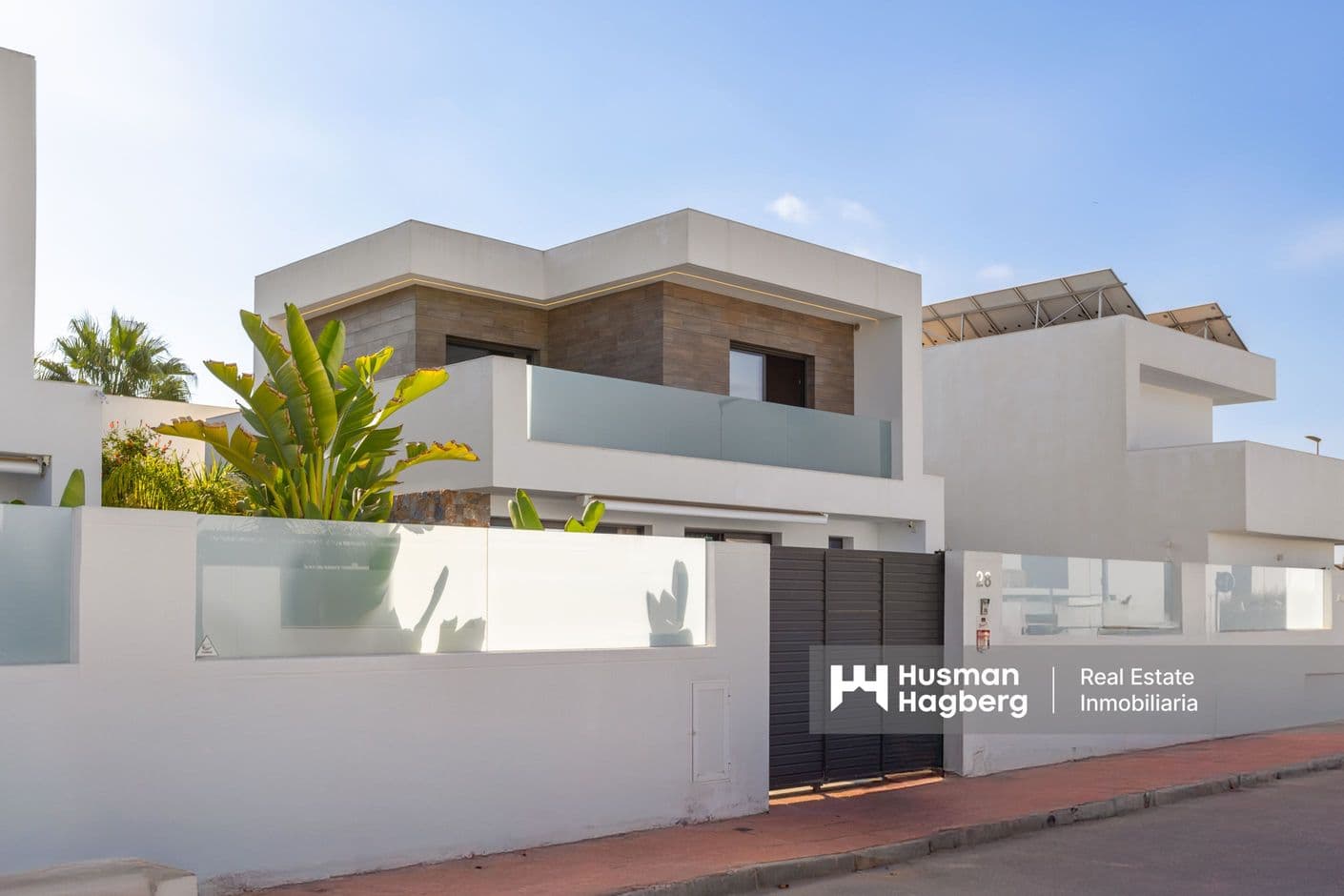 Modern villa med uppvärmd pool och hög standard