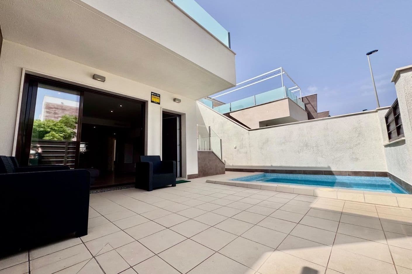 Modern takvåning med privat solarium och egen pool
