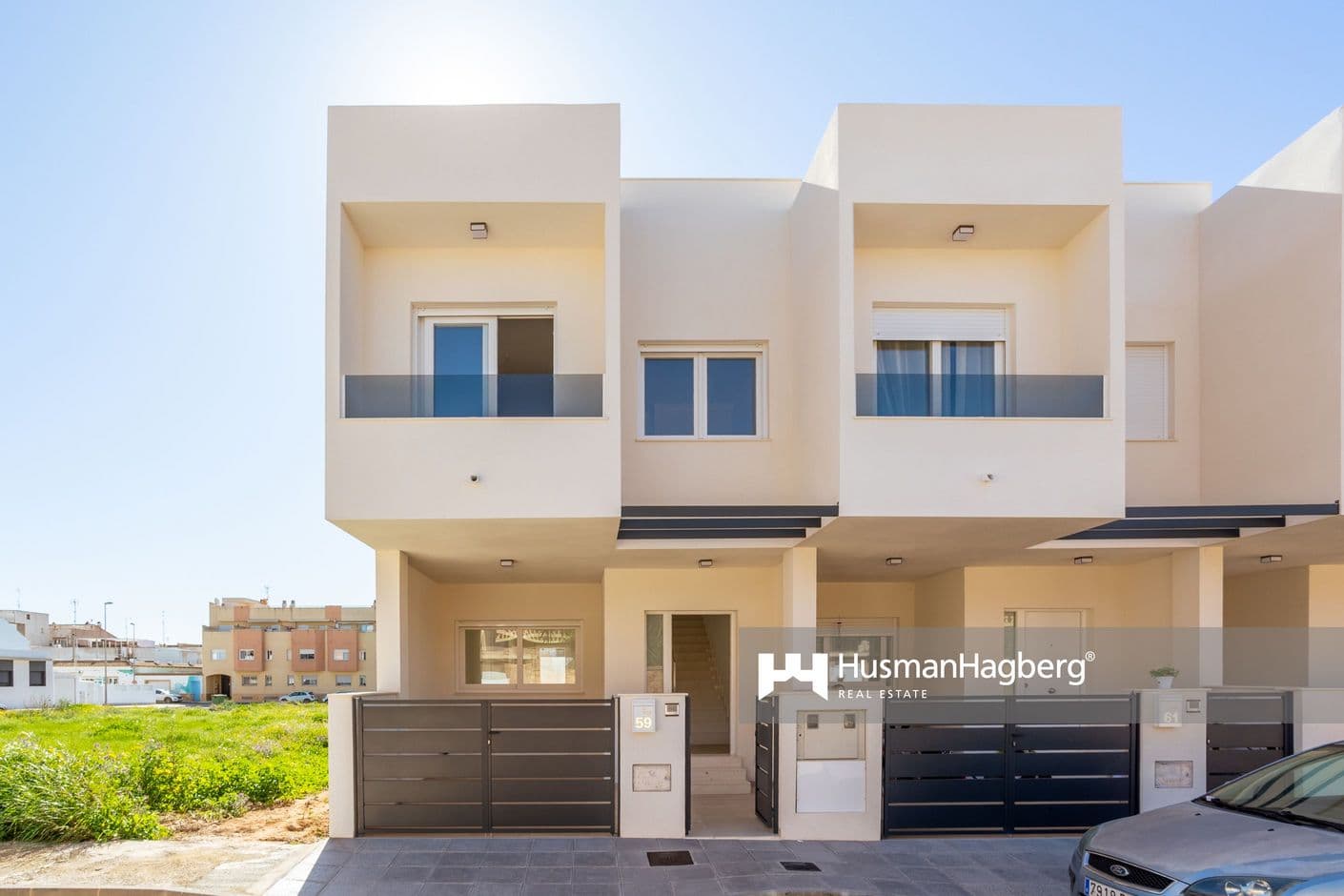 Radhus med privat pool och uteplatser